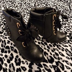 Apt 9 Black Lace up Front Heel Boots w/Gold Accents
